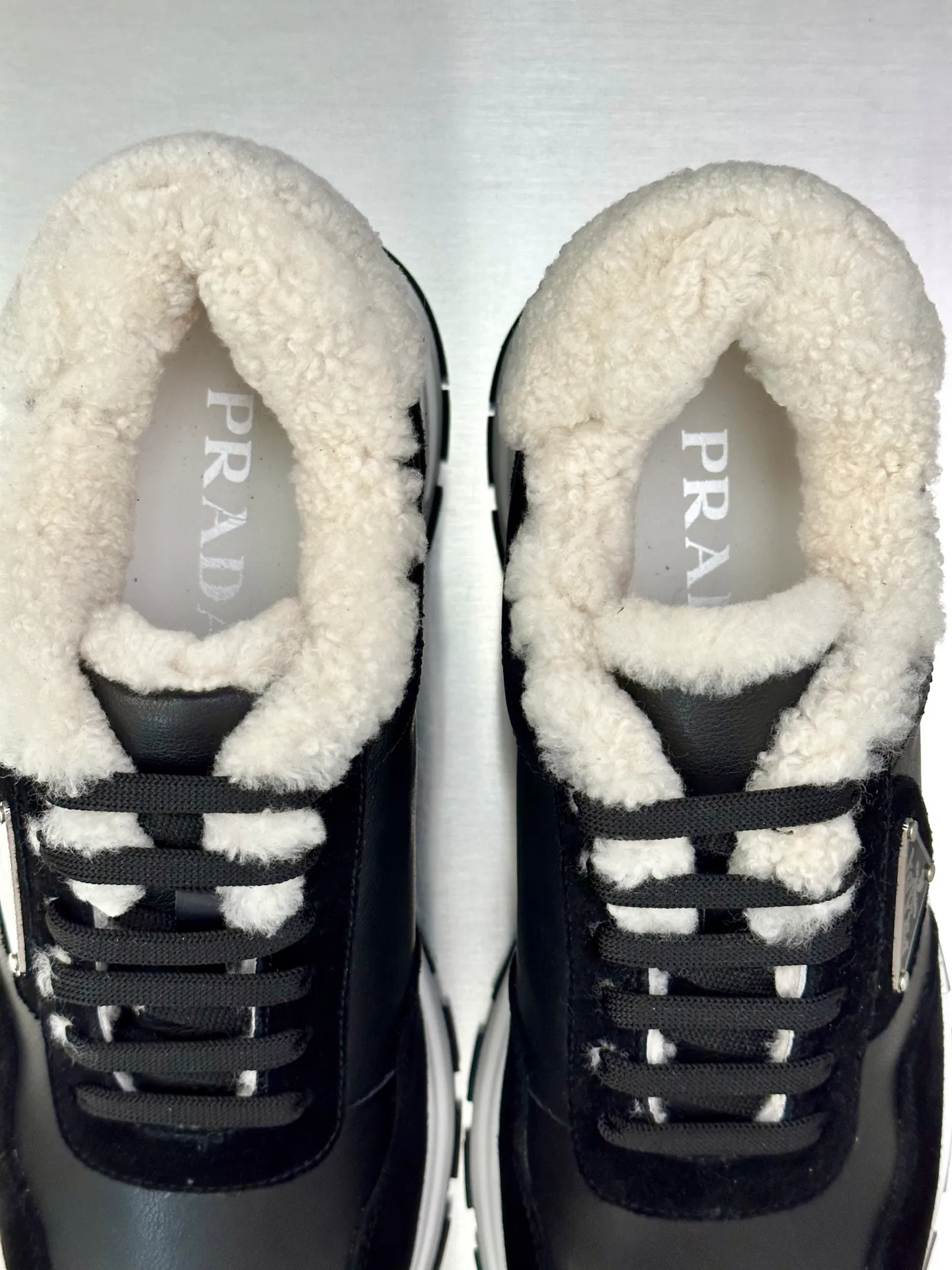 💰780 Prada/Prada men's new wool sneakers. This sneaker presents a modern version, reinterpreting the brand's archive style with clean lines and smooth details. The shoes are made of calf leather and technical fabric, with a triangular metal logo on the outside, bright TPU decoration on the heel, and a longer and padded inner heel design for a more comfortable fit. The tongue is decorated with a silk-screen logo, and is paired with a hollow rubber sole on the heel. The full cowhide lining comes standard with logo cowhide foot pads, making the upper foot taller, more comfortable, and versatile! Comes with full original packaging! Size: 39-40-41-42-43-44 standard leather shoe size (45 can be customized and does not support returns)